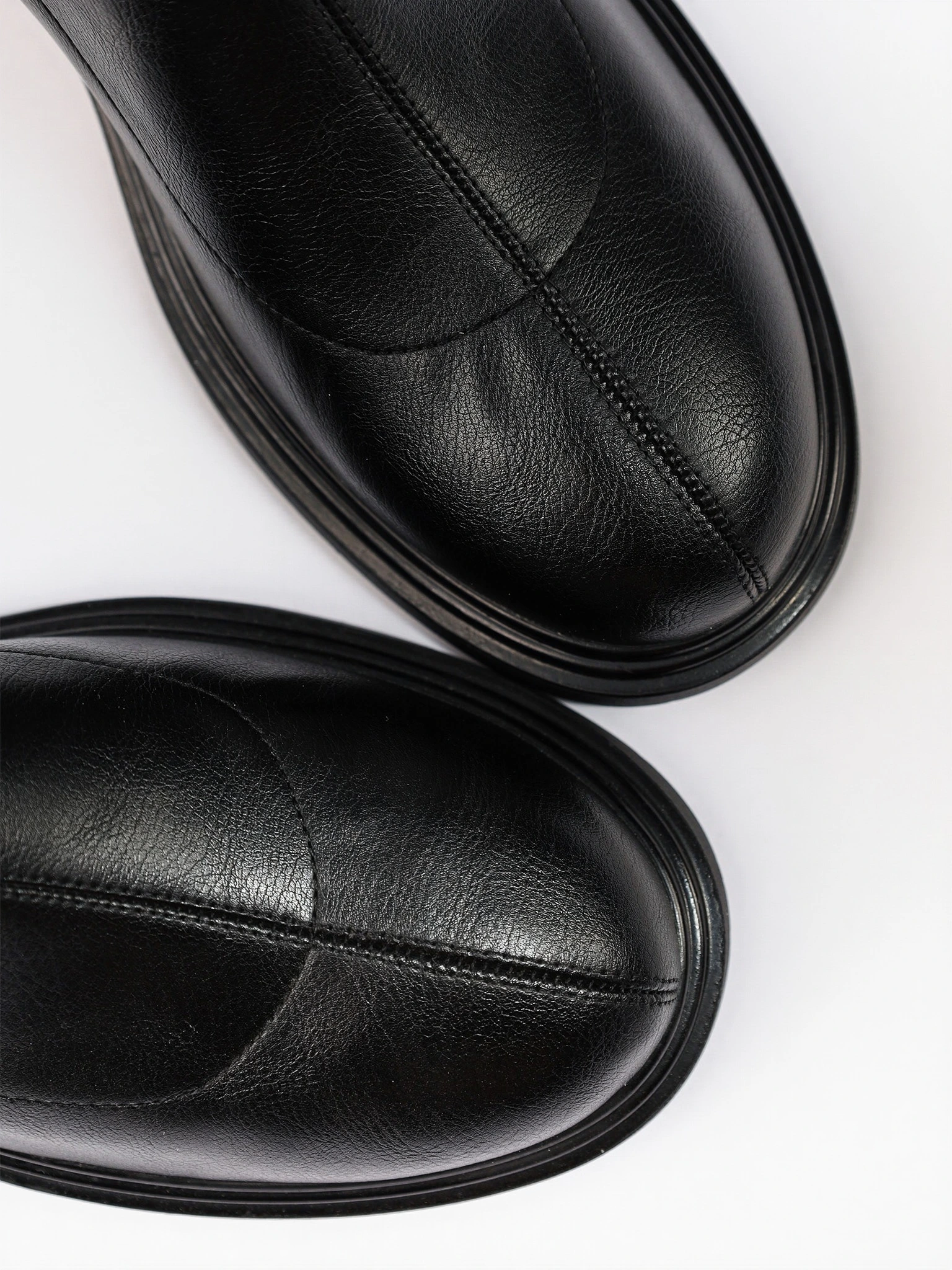 Ботинки черного цвета на низком каблуке